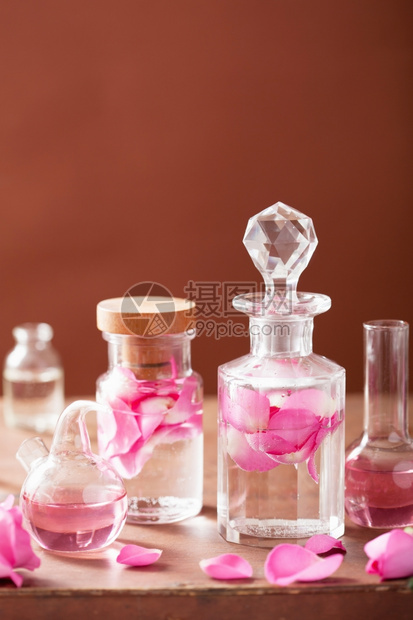 香水和芳疗法配有玫瑰花和瓶图片
