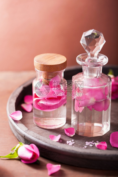 用玫瑰花和鲜火瓶装的炼粉和芳香疗法图片