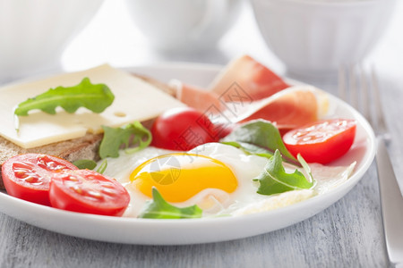 用于健康早餐的炒鸡蛋火腿番茄图片