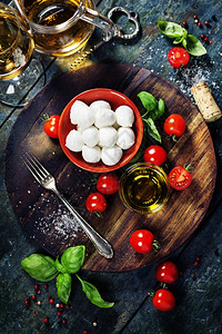 樱桃西红柿巴尔叶马扎里拉奶酪和橄榄油用于羊毛沙拉图片