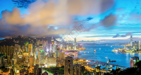 香港市景天线从黄昏的白马山上拍摄全景图片