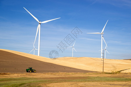 大拖拉机被巨的风力涡轮机能源发电所矮小图片