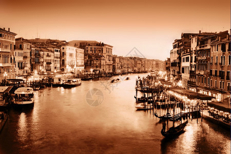 意大利威尼斯贡多拉在大运河上漂浮日落时意大利运河格兰德图片