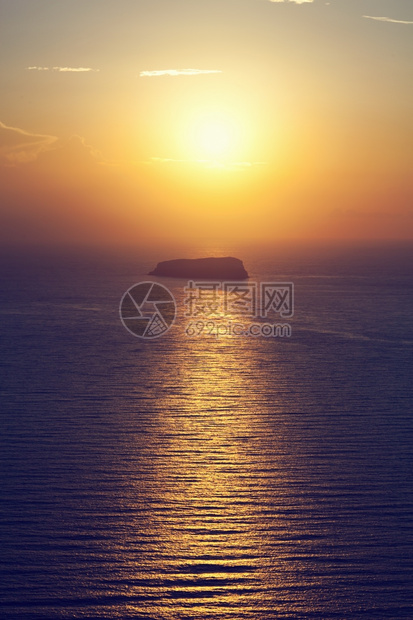 孤岛日落时在海边的岩石圣托里尼希腊图片
