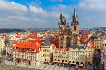 捷克布拉格旧城广场Tyn之前对圣母教堂的空中观察图片