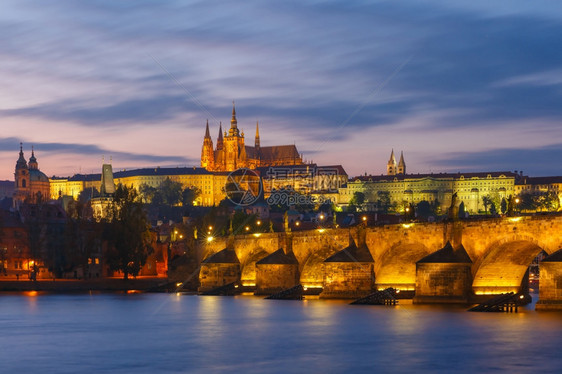 布拉格城堡查尔斯桥和日落时的小区捷克布拉格图片