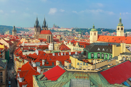 在捷克布拉格的旧城广场布拉格堡和哈德卡纳的空中巡视图片