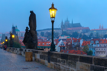 布拉格捷克CharlesBridge和布拉格城堡夜间照明图片