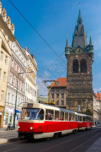 捷克布拉格Jindrisska塔附近的红色反转车高清图片