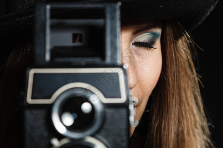 Steampunk与旧的照摄影工作室的近身女老古董拍摄黑底幕图片