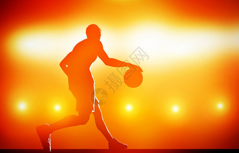 篮球员的双轮风雪用行动灯红色背景的球滚动用红背景的球滚动图片