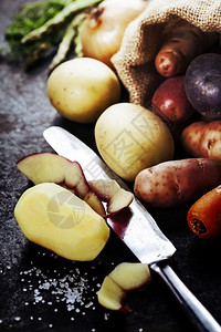 准备做饭的新鲜蔬菜马铃薯洋葱胡萝卜卫生素食品或烹饪概念新鲜有机蔬菜食品背景园Fresh有机蔬菜的健康食品花园菜图片