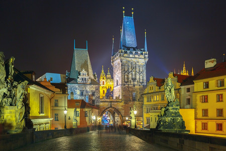 布拉格的CharlesBridge捷克夜间照明长期接触图片