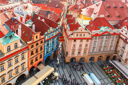 在捷克布拉格旧城广场上空的中观察图片