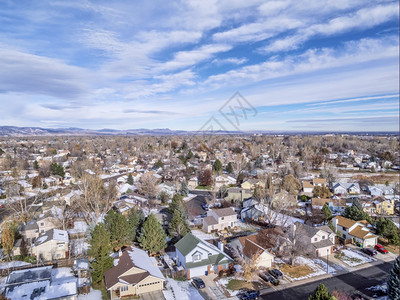 科罗拉多前线山脉一带典型居民区的城市景点从低飞行无人驾驶机背景的落基山脉脚丘对科林堡的空中观察图片