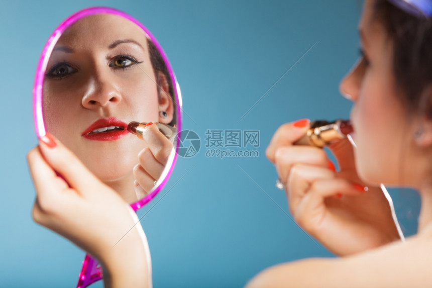 化妆美容程序和概念女脸部的缝合分照镜子的女生涂红唇膏化妆