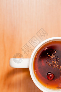 草药或果茶木桌底的热饮图片