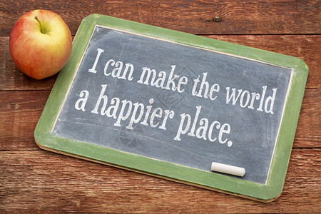 我可以让世界更加幸福在黑板上用正面的字词来对付红谷仓木头图片