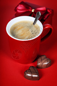 Valentrsquuo日构成红底咖啡杯和巧克力图片
