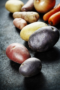 准备做饭的新鲜蔬菜马铃薯洋葱胡萝卜卫生素食品或烹饪概念新鲜有机蔬菜食品背景花园健康食品图片