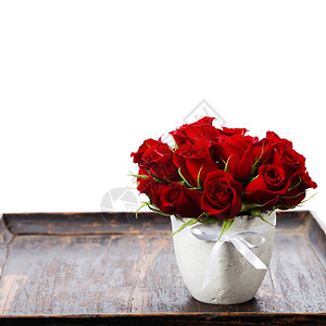 白色的花瓶里美丽红玫瑰图片