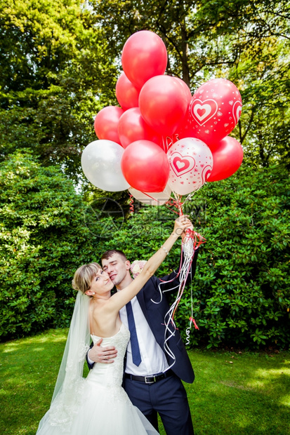 带气球的天主教结婚夫妇图片