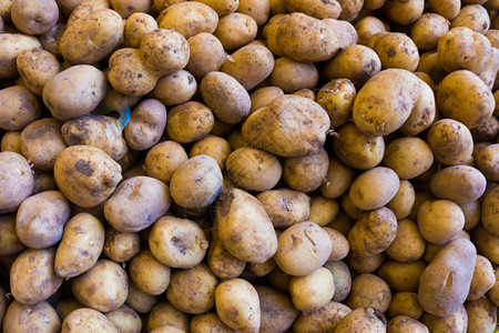 市场上的马铃薯新鲜有机青红土豆图片