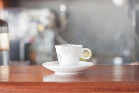 咖啡店的小型白杯股票照片图片