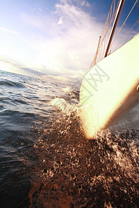 日落出暑假时在黄海航行的游艇帆船图片