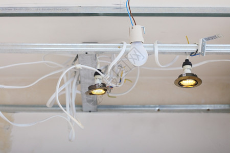 家房装修电气安线挂在天花板上建筑工地安装能源灯光图片