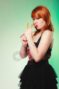 拿着糖果的感年轻女人红发可爱的女孩绿色甜果酱图片
