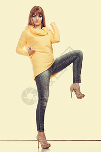 时装全身正的女牛仔裤黄色衬衫图片