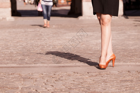 街头时装城市生活方式女双腿穿着时尚优雅流行的鞋靴在户外穿图片