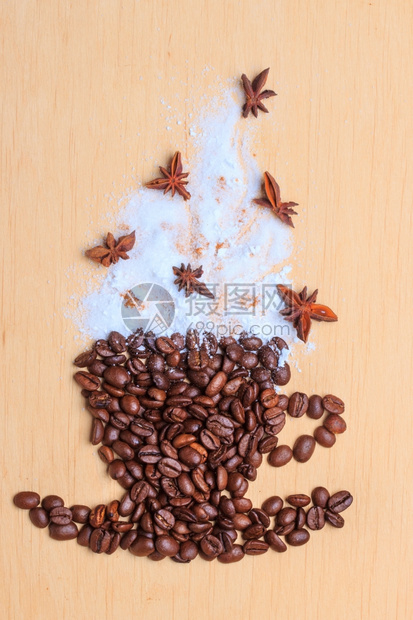 卡布奇诺时间烤咖啡豆以杯子和白霜火鸡蛋装饰形式放在木制表面背景上图片