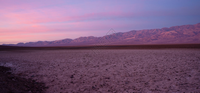莫哈韦沙漠太阳升起来到这个荒漠公园的山谷地底背景