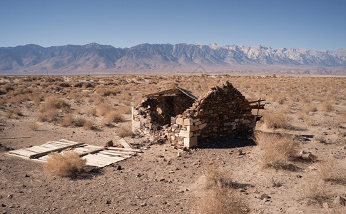 弃置在沙漠谷底的一座废弃住宅图片