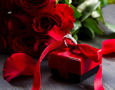 valentine一天红玫瑰和木本底的礼品盒图片