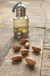 摩洛哥坚果桌上的瓶装罐阿甘油和坚果背景