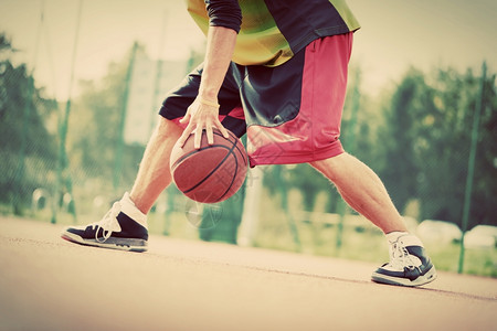 在篮球场上玩的年轻人街头球训练活动真实的古老情绪图片