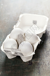 木制桌上配鸡蛋的纸板盒背景图片