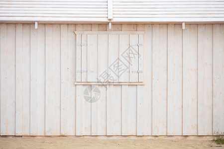 海滩上的木制建筑房屋白的窗户木制材背景背景图片