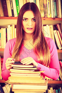 教育学校概念女生在大图书馆用笔穿长发女学生时装短发女学生图片