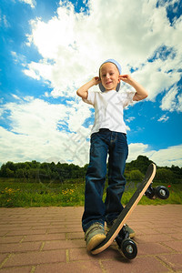 男孩在户外玩滑板车图片