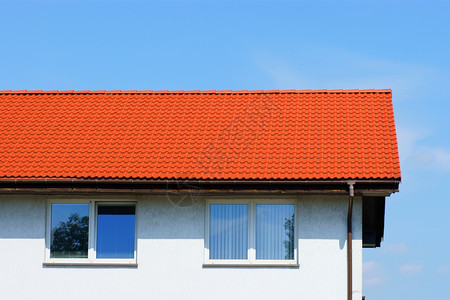 家红屋顶和蓝天空图片