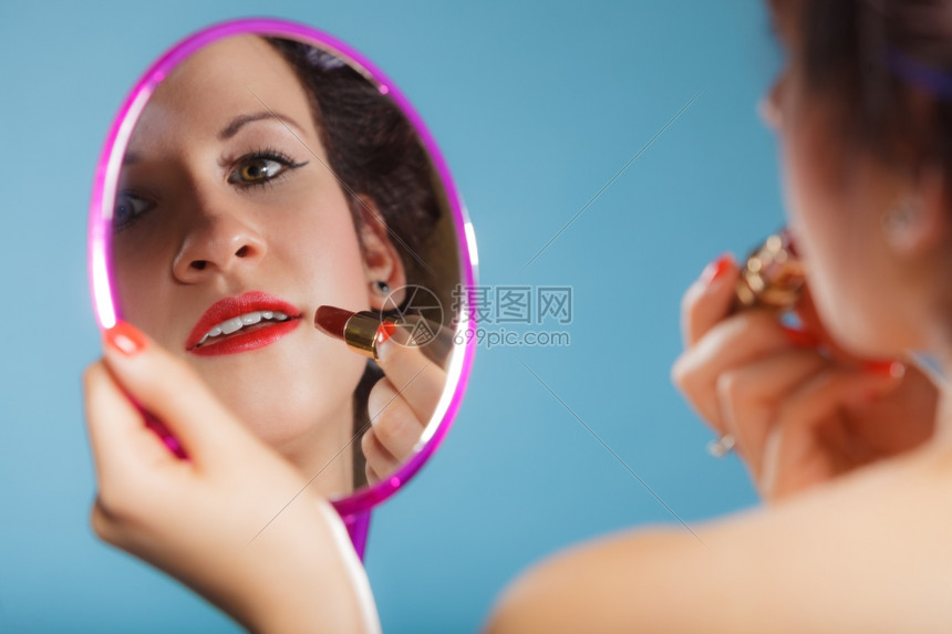 化妆美容程序和概念女脸部的缝合分照镜子的女生涂红唇膏化妆