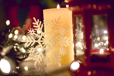 在装饰的圣诞餐桌上烧蜡烛的近照片图片