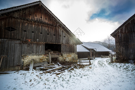 奥地利阿尔卑斯山的旧传统木制农场欧洲高清图片素材