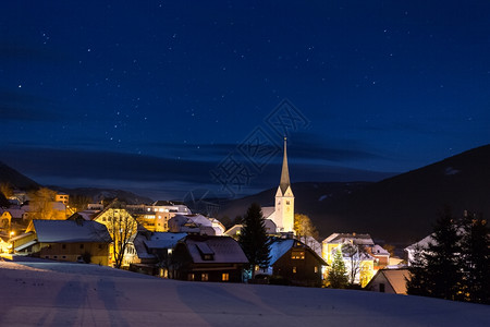 奥地利小镇的美丽夜景图片