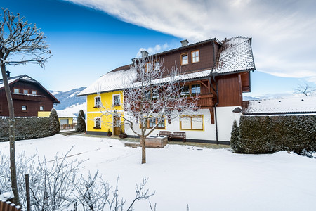 奥地利阿尔卑斯山美丽的传统木屋图片