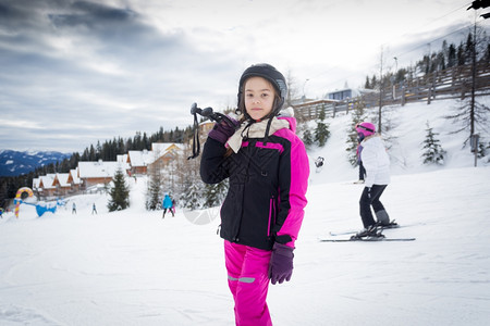 滑雪区穿滑雪服的女孩图片
